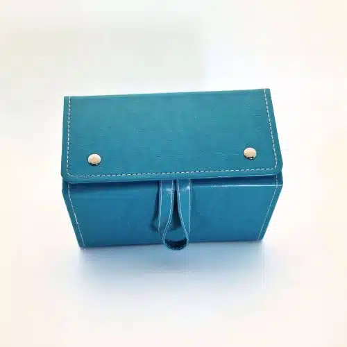 Etui pour 5 lunettes coloris turquoise avec attache pour le suspendre.