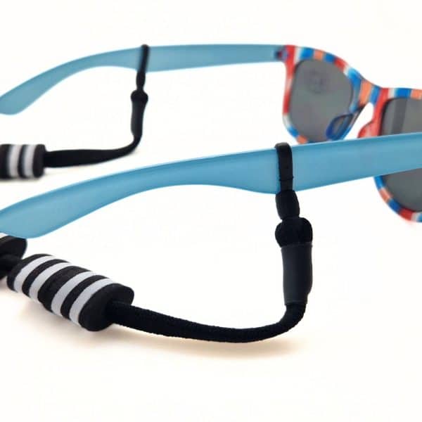 Cordon flottant lunettes Float Cordon flottant pour activité nautique, finition entièrement sans métal, couleurs repérables (très visibles) sur l'eau, testé en haute mer. Coloris assortis. 2 systèmes de fixation proposés. AVBlock - système de fixation anti-glisse inventé et déposé par AVB. "Serrez... c'est bloqué !" ou Chaussette Longueur : 54 cm. supporte jusqu'à 40 gr