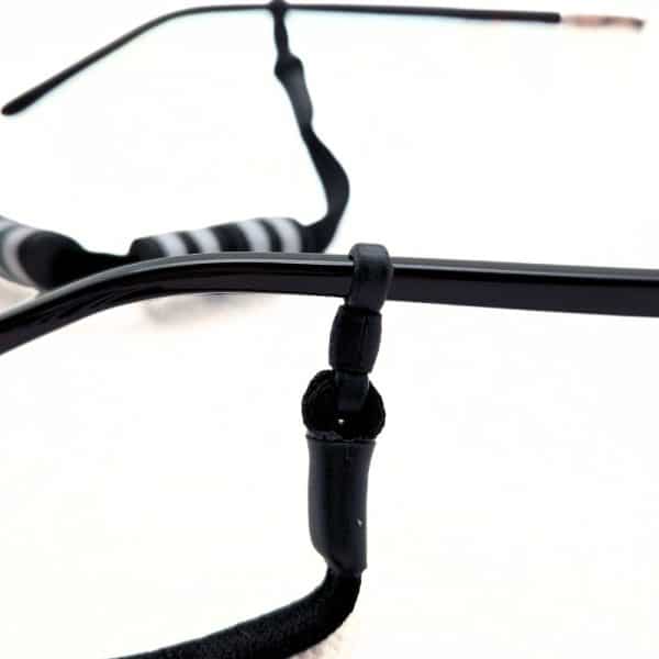 Cordon flottant lunettes Float Cordon flottant pour activité nautique, finition entièrement sans métal, couleurs repérables (très visibles) sur l'eau, testé en haute mer. Coloris assortis. 2 systèmes de fixation proposés. AVBlock - système de fixation anti-glisse inventé et déposé par AVB. "Serrez... c'est bloqué !" ou Chaussette Longueur : 54 cm. supporte jusqu'à 40 gr