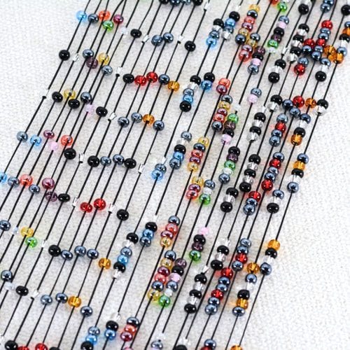 Cordon de lunettes fin agrémenté d'une multitude de perles couleurs