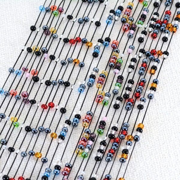 Cordon de lunettes fin agrémenté d'une multitude de perles couleurs