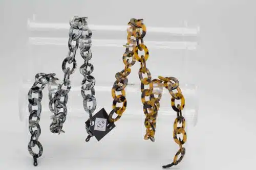 Chaîne à lunette acétate Grands Maillons est fabriquée en acétate ce qui lui donne l'avantage d'avoir une forte résistance et de se nettoyer facilement. En plus d'être solide et très flexible, c'est une matière biodégradable. En cas de peau sensible, aucun risque d'allergie ou de réaction. 2 coloris disponibles Ecaille Gris 2 systèmes de fixation proposés AVBlock - système de fixation anti-glisse inventé et déposé par AVB. "Serrez... c'est bloqué !" Classique Produit vendu à l'unité Ses boucles en caoutchouc ultra résistantes garantissent une fixation sûre et en font un produit durable. Le montage et nos matières soigneusement sélectionnées assurent une qualité irréprochable de toutes nos chaînes et de tous nos cordons. Toutes nos chaînes à lunettes et tous nos cordons à lunettes sont fabriqués et assemblés à la main dans notre atelier situé à Ploërmel en Bretagne.