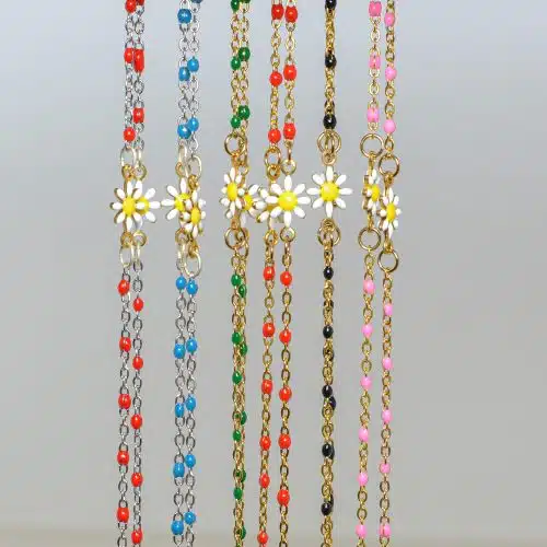 Chaine de lunette acier inoxydable doré ou argenté motif émail 6 coloris motif marguerite. Système de fixation incassable classique