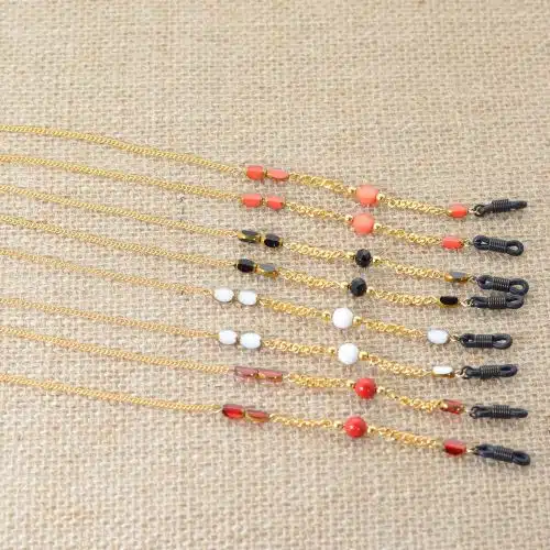 Chaine de lunettes métal doré avec perles rondes, plates, et facetées, coloris rouge, fixations incassables