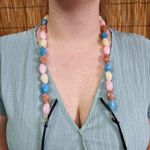 Chaine de lunettes Perles baroques très résistant et léger. Cordon / perles légères bleu ciel, caramel au lait, rose crème. Système de fixation Classique : Ses boucles en caoutchouc ultra résistantes garantissent une fixation sûre et en font un produit durable. Taille disponible : 65 cm. Modèle : Gourmande. Ce modèle intègre une option fermoirs qui permet de la porter en collier.