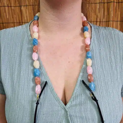 Chaine de lunettes Perles baroques très résistant et léger. Cordon / perles légères bleu ciel, caramel au lait, rose crème. Système de fixation Classique : Ses boucles en caoutchouc ultra résistantes garantissent une fixation sûre et en font un produit durable. Taille disponible : 65 cm. Modèle : Gourmande. Ce modèle intègre une option fermoirs qui permet de la porter en collier.