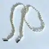 Cordon à lunettes en coquillages naturels. Ses boucles en caoutchouc ultra résistantes garantissent une fixation sûre et en font un produit durable. modèle Coquillage.