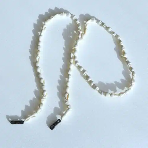 Cordon à lunettes en coquillages naturels. Ses boucles en caoutchouc ultra résistantes garantissent une fixation sûre et en font un produit durable. modèle Coquillage.