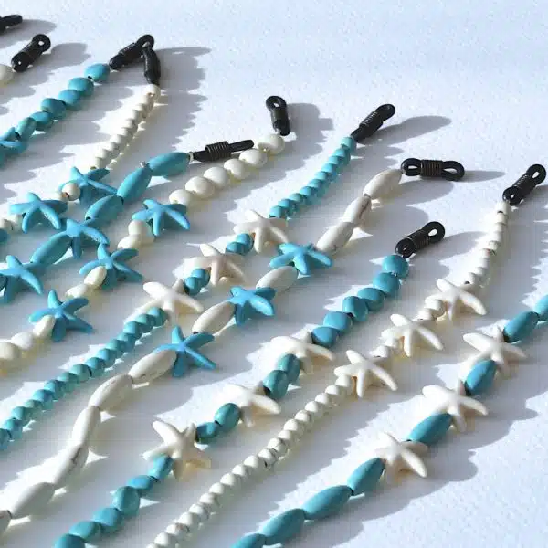 Cordon de lunettes Étoile de Mer Cordon à lunette perles Howlite. Coloris Turquoise ou Naturel. Fixation classique : Ses boucles en caoutchouc ultra résistantes garantissent une fixation sûre et en font un produit durable.. Modèle étoile de mer
