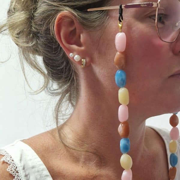 Cordon de lunettes Perles baroques très résistant et léger. Cordon / perles légères bleu ciel, caramel au lait, rose crème. Système de fixation Classique : Ses boucles en caoutchouc ultra résistantes garantissent une fixation sûre et en font un produit durable. Taille disponible : 65 cm. Modèle : Gourmande.Ce modèle est un modèle 2 en 1 : il intègre une option fermoirs qui permet de la porter en collier