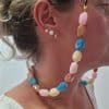 Cordon de lunettes Perles baroques très résistant et léger. Cordon / perles légères bleu ciel, caramel au lait, rose crème. Système de fixation Classique : Ses boucles en caoutchouc ultra résistantes garantissent une fixation sûre et en font un produit durable. Taille disponible : 65 cm. Modèle : Gourmande.Ce modèle est un modèle 2 en 1 : il intègre une option fermoirs qui permet de la porter en collier
