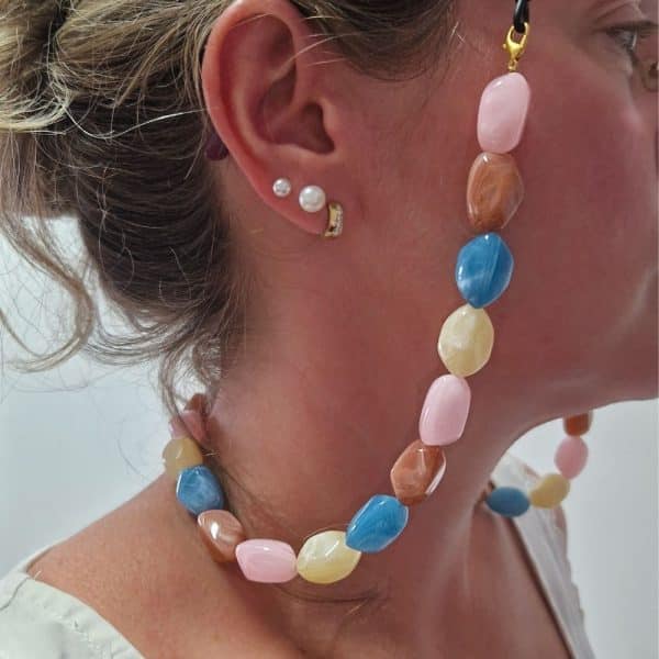Cordon de lunettes Perles baroques très résistant et léger. Cordon / perles légères bleu ciel, caramel au lait, rose crème. Système de fixation Classique : Ses boucles en caoutchouc ultra résistantes garantissent une fixation sûre et en font un produit durable. Taille disponible : 65 cm. Modèle : Gourmande.Ce modèle est un modèle 2 en 1 : il intègre une option fermoirs qui permet de la porter en collier