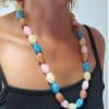 Cordon de lunettes Perles baroques très résistant et léger. Cordon / perles légères bleu ciel, caramel au lait, rose crème. Système de fixation Classique : Ses boucles en caoutchouc ultra résistantes garantissent une fixation sûre et en font un produit durable. Taille disponible : 65 cm. Modèle : Gourmande.Ce modèle est un modèle 2 en 1 : il intègre une option fermoirs qui permet de la porter en collier