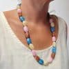 Cordon de lunettes Perles baroques très résistant et léger. Cordon / perles légères bleu ciel, caramel au lait, rose crème. Système de fixation Classique : Ses boucles en caoutchouc ultra résistantes garantissent une fixation sûre et en font un produit durable. Taille disponible : 65 cm. Modèle : Gourmande.Ce modèle est un modèle 2 en 1 : il intègre une option fermoirs qui permet de la porter en collier