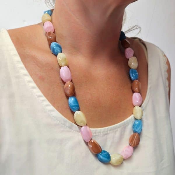 Cordon de lunettes Perles baroques très résistant et léger. Cordon / perles légères bleu ciel, caramel au lait, rose crème. Système de fixation Classique : Ses boucles en caoutchouc ultra résistantes garantissent une fixation sûre et en font un produit durable. Taille disponible : 65 cm. Modèle : Gourmande.Ce modèle est un modèle 2 en 1 : il intègre une option fermoirs qui permet de la porter en collier