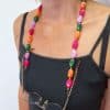 Cordon de lunettes Perles baroques très résistant et léger.cordon / perles légères acidulées fuchsia, orange, vert, mauve. Système de fixation Classique : Ses boucles en caoutchouc ultra résistantes garantissent une fixation sûre et en font un produit durable. Taille disponible : 65 cm. Modèle : Gourmande.Ce modèle est un modèle 2 en 1 : il intègre une option fermoirs qui permet de la porter en collier