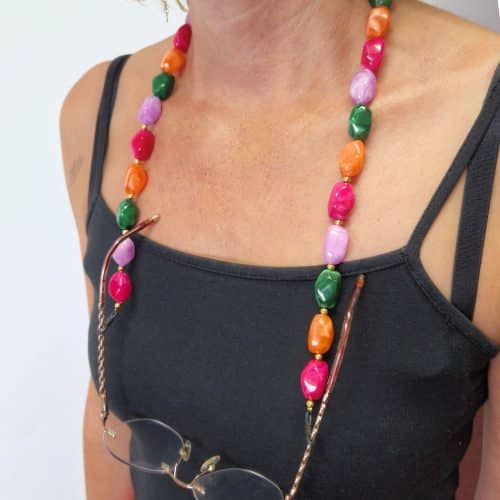 Cordon de lunettes Perles baroques très résistant et léger.cordon / perles légères acidulées fuchsia, orange, vert, mauve. Système de fixation Classique : Ses boucles en caoutchouc ultra résistantes garantissent une fixation sûre et en font un produit durable. Taille disponible : 65 cm. Modèle : Gourmande.Ce modèle est un modèle 2 en 1 : il intègre une option fermoirs qui permet de la porter en collier