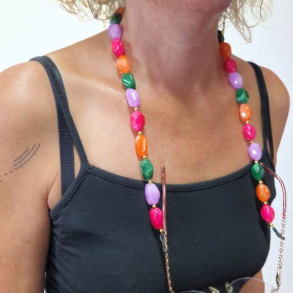 Cordon de lunettes Perles baroques très résistant et léger.cordon / perles légères acidulées fuchsia, orange, vert, mauve. Système de fixation Classique : Ses boucles en caoutchouc ultra résistantes garantissent une fixation sûre et en font un produit durable. Taille disponible : 65 cm. Modèle : Gourmande.Ce modèle est un modèle 2 en 1 : il intègre une option fermoirs qui permet de la porter en collier