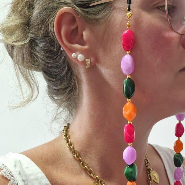 Cordon de lunettes Perles baroques très résistant et léger.cordon / perles légères acidulées fuchsia, orange, vert, mauve. Système de fixation Classique : Ses boucles en caoutchouc ultra résistantes garantissent une fixation sûre et en font un produit durable. Taille disponible : 65 cm. Modèle : Gourmande.Ce modèle est un modèle 2 en 1 : il intègre une option fermoirs qui permet de la porter en collier