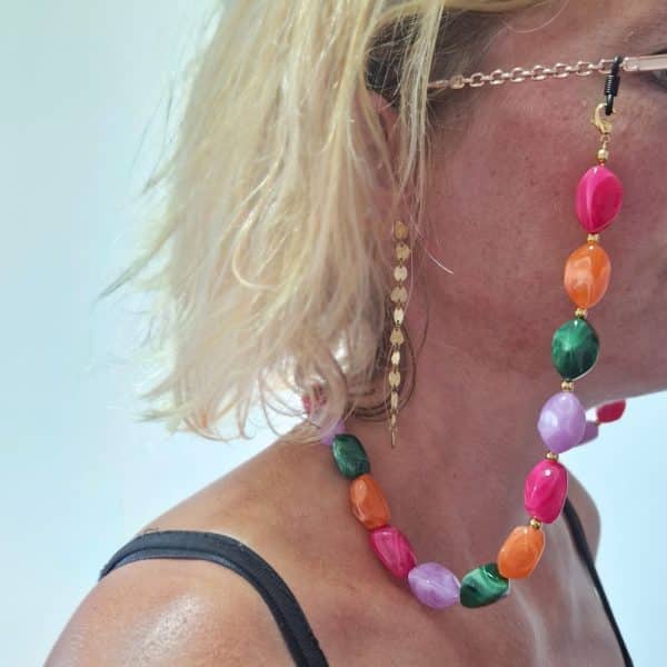 Cordon de lunettes Perles baroques très résistant et léger.cordon / perles légères acidulées fuchsia, orange, vert, mauve. Système de fixation Classique : Ses boucles en caoutchouc ultra résistantes garantissent une fixation sûre et en font un produit durable. Taille disponible : 65 cm. Modèle : Gourmande.Ce modèle est un modèle 2 en 1 : il intègre une option fermoirs qui permet de la porter en collier