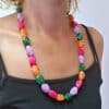 Cordon de lunettes Perles baroques très résistant et léger.cordon / perles légères acidulées fuchsia, orange, vert, mauve. Système de fixation Classique : Ses boucles en caoutchouc ultra résistantes garantissent une fixation sûre et en font un produit durable. Taille disponible : 65 cm. Modèle : Gourmande.Ce modèle est un modèle 2 en 1 : il intègre une option fermoirs qui permet de la porter en collier