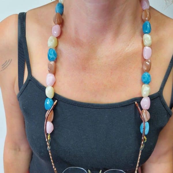 Cordon de lunettes Perles baroques très résistant et léger. Cordon / perles légères bleu ciel, caramel au lait, rose crème. Système de fixation Classique : Ses boucles en caoutchouc ultra résistantes garantissent une fixation sûre et en font un produit durable. Taille disponible : 65 cm. Modèle : Gourmande.Ce modèle est un modèle 2 en 1 : il intègre une option fermoirs qui permet de la porter en collier