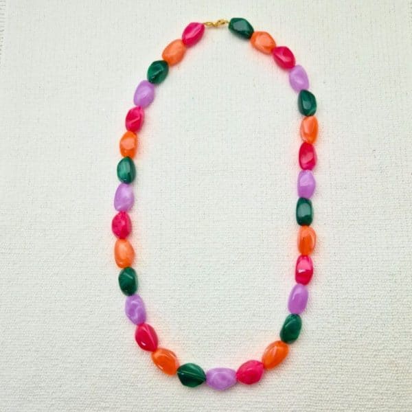 Cordon de lunettes Perles baroques très résistant et léger.cordon / perles légères acidulées fuchsia, orange, vert, mauve. Système de fixation Classique : Ses boucles en caoutchouc ultra résistantes garantissent une fixation sûre et en font un produit durable. Taille disponible : 65 cm. Modèle : Gourmande.Ce modèle intègre une option fermoirs qui permet de la porter en collier.