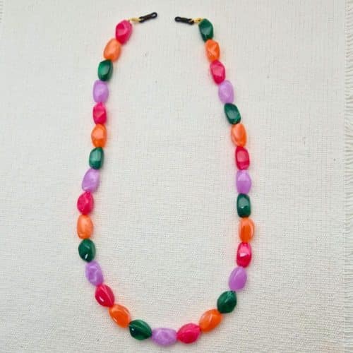 Cordon de lunettes Perles baroques très résistant et léger.cordon / perles légères acidulées fuchsia, orange, vert, mauve. Système de fixation Classique : Ses boucles en caoutchouc ultra résistantes garantissent une fixation sûre et en font un produit durable. Taille disponible : 65 cm. Modèle : Gourmande.Ce modèle intègre une option fermoirs qui permet de la porter en collier.