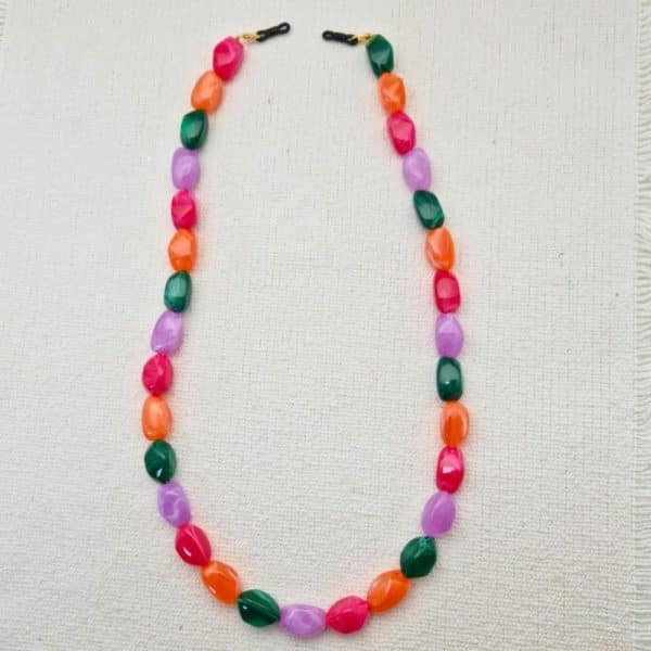 Cordon de lunettes Perles baroques très résistant et léger.cordon / perles légères acidulées fuchsia, orange, vert, mauve. Système de fixation Classique : Ses boucles en caoutchouc ultra résistantes garantissent une fixation sûre et en font un produit durable. Taille disponible : 65 cm. Modèle : Gourmande.Ce modèle intègre une option fermoirs qui permet de la porter en collier.