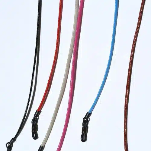 Cordon de lunettes léger et souple simili. Disponible en fixation classique ou AVBlock. 6 Coloris assortis. Modèle Simili ou AVBSimili