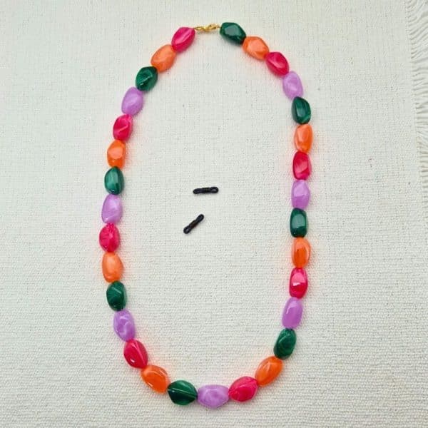 Cordon de lunettes Perles baroques très résistant et léger.cordon / perles légères acidulées fuchsia, orange, vert, mauve. Système de fixation Classique : Ses boucles en caoutchouc ultra résistantes garantissent une fixation sûre et en font un produit durable. Taille disponible : 65 cm. Modèle : Gourmande.Ce modèle intègre une option fermoirs qui permet de la porter en collier.