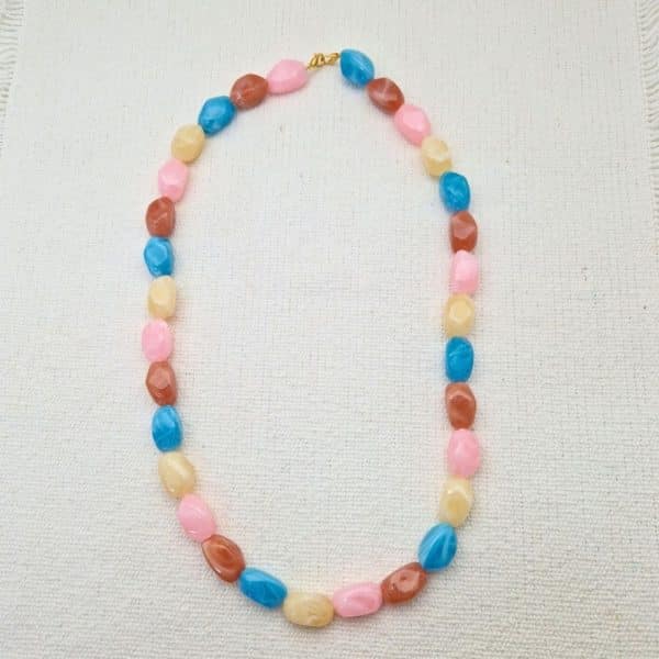 Chaine de lunettes Perles baroques très résistant et léger. Cordon / perles légères bleu ciel, caramel au lait, rose crème. Système de fixation Classique : Ses boucles en caoutchouc ultra résistantes garantissent une fixation sûre et en font un produit durable. Taille disponible : 65 cm. Modèle : Gourmande. Ce modèle intègre une option fermoirs qui permet de la porter en collier.