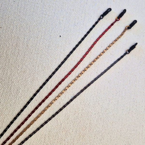 Chaine de lunettes métal laqué uni -coloris assortis .maille fantaisie plate. Joints de fixation incassables