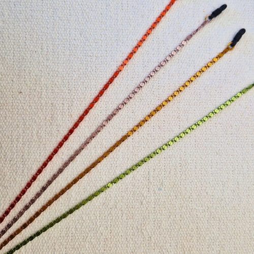 Chaine de lunettes métal laqué uni -coloris assortis .maille fantaisie plate. Joints de fixation incassables